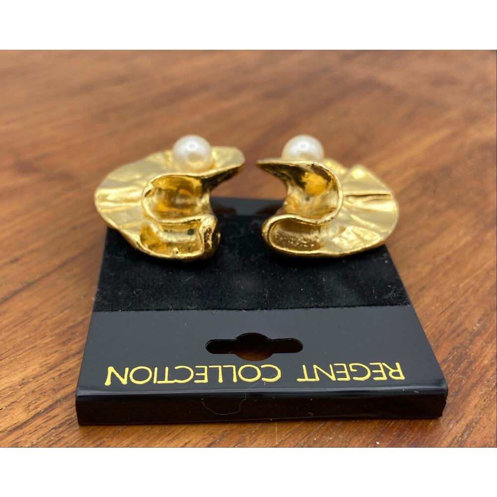 Vintage Sculptural Clip On Earrings Gold Tone Abstract Ribbon Faux Pearl Accents - Picture 6 of 13
